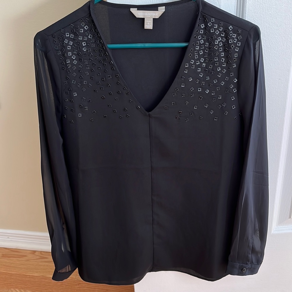 🎁Banana Republic V-neck blouse. Petite!